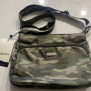 💚🆕Baggallini Joey Large Crossbody, Camo Olive Green